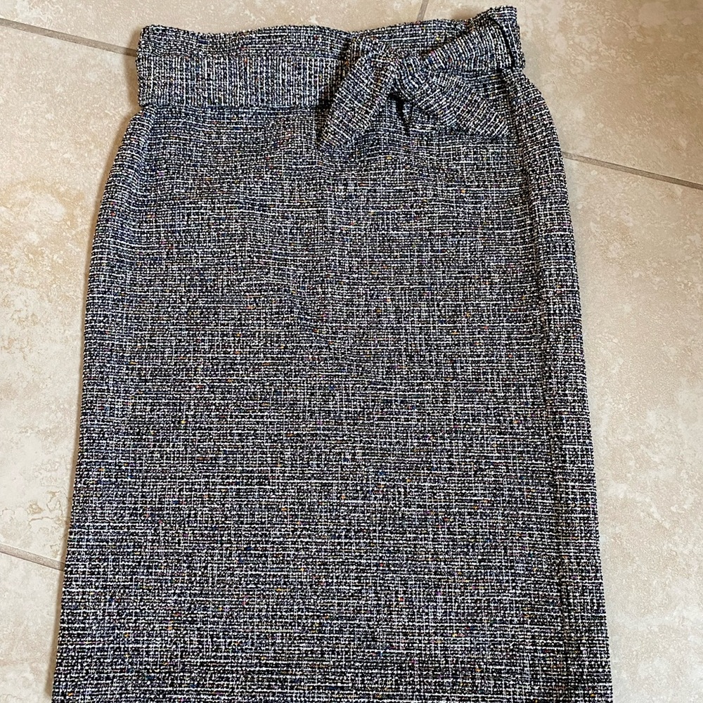 NWT LOFT Outlet stretchy pencil skirt with bow belt detail - size small